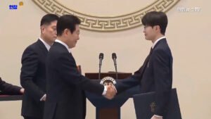 faker get blue dragon medal from south korea government